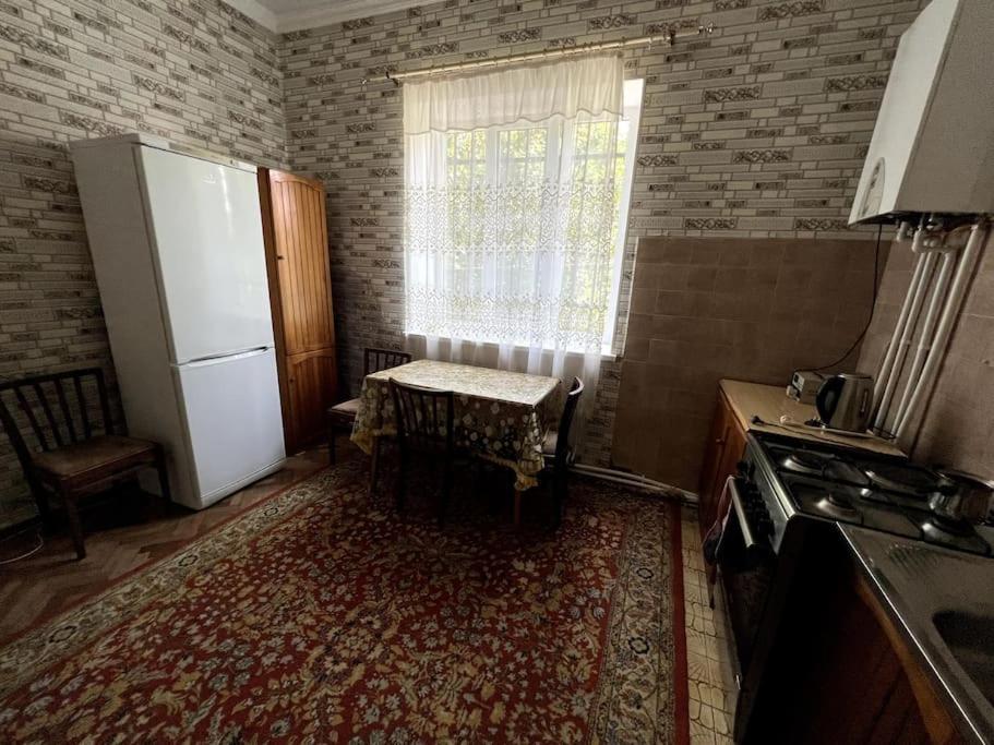 Kuchyň nebo kuchyňský kout v ubytování Частный дом в городе Севан