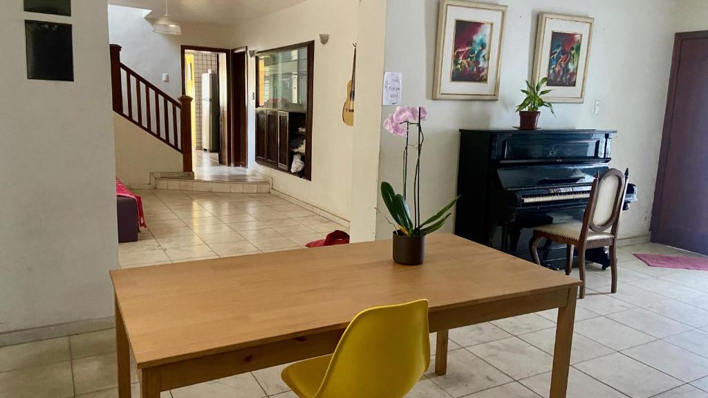 Uma TV ou centro de entretenimento em Vila Santê