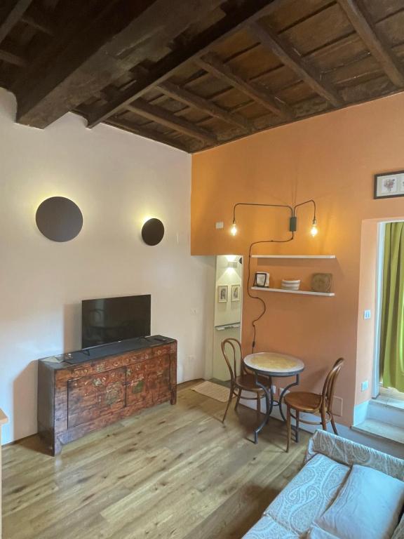 uma sala de estar com uma mesa e uma televisão em Domus Remi em Roma