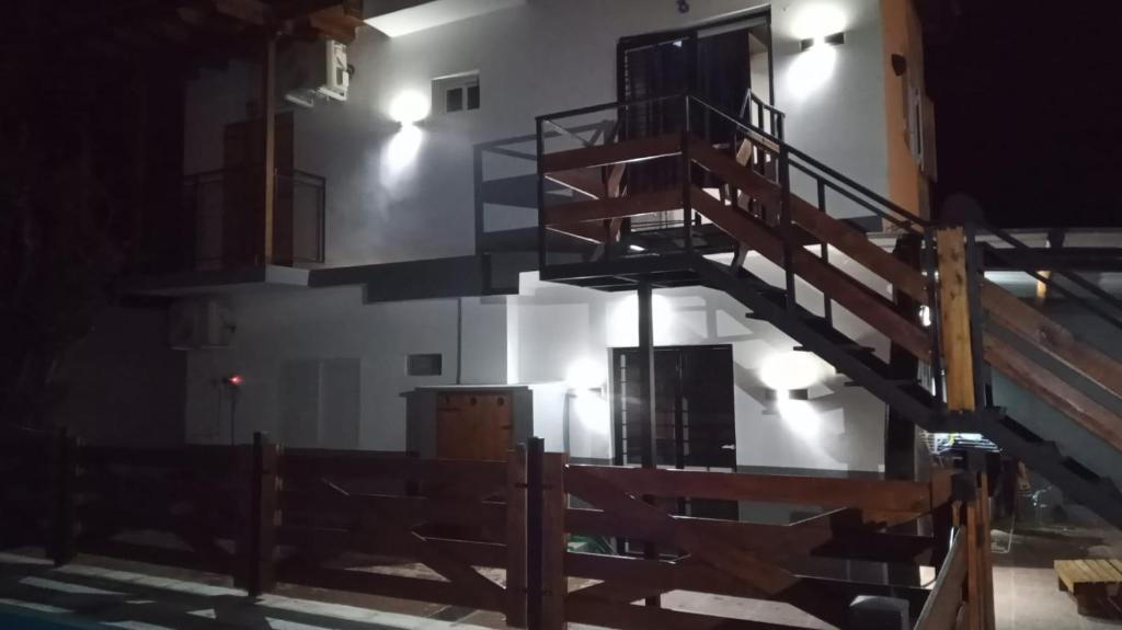 una habitación vacía con escaleras en un edificio en Departamento Genaro en Mina Clavero