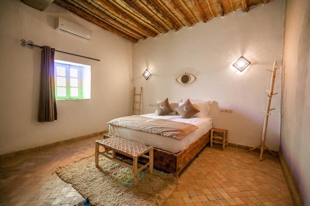 um quarto com uma cama no canto de um quarto em riad zahra em Fez