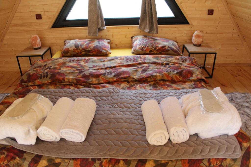 Postel nebo postele na pokoji v ubytování mood villa Kazbegi
