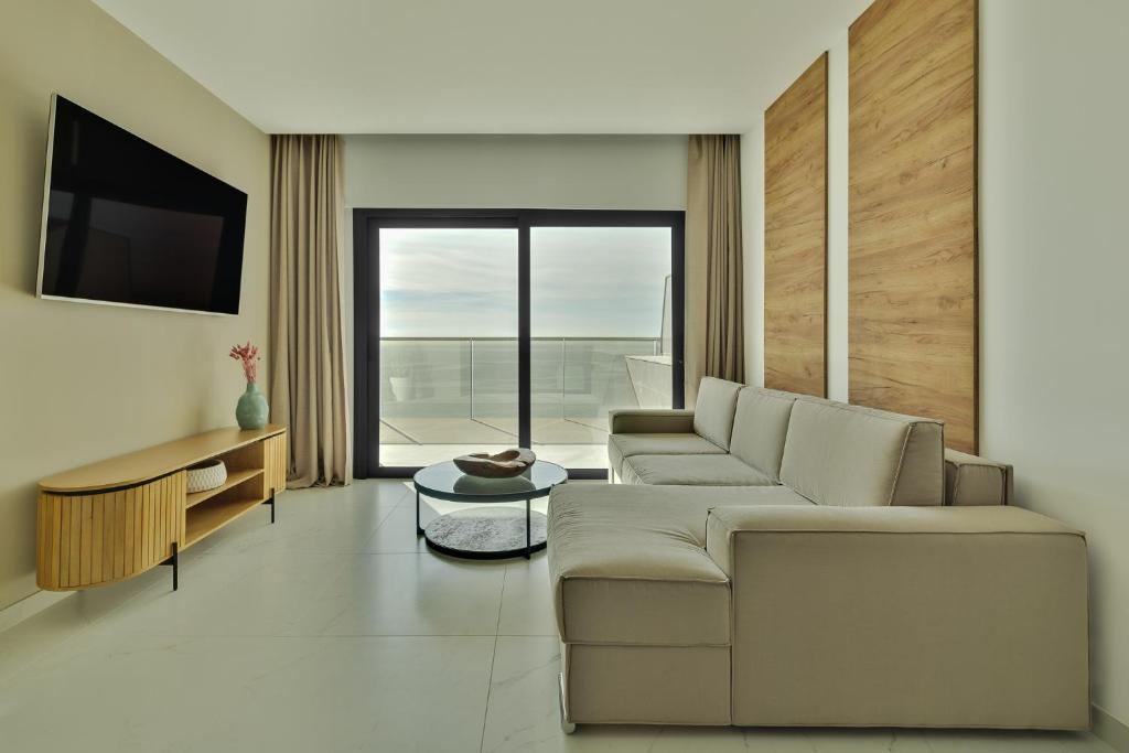 TV a/nebo společenská místnost v ubytování Sunset Cliffs Luxury Apart with Sea View