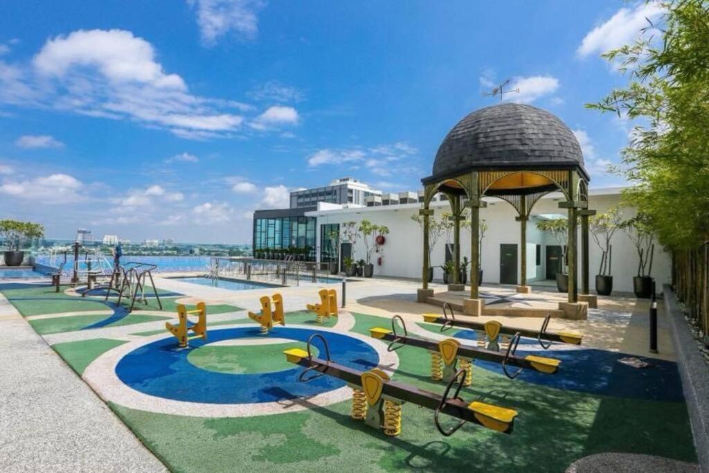 - une piscine avec une aire de jeux et un kiosque dans l'établissement Homestay Ibu Shah Alam with pool near icity uitm, à Shah Alam