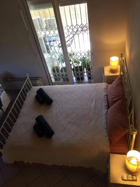A bed or beds in a room at Beach n Fun BBQ Fireplace