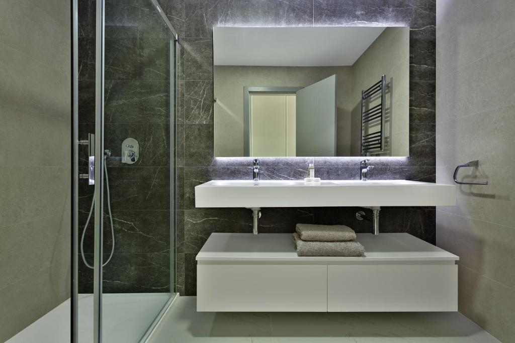 Koupelna v ubytování Sunset Cliffs Luxury Apart with Sea View