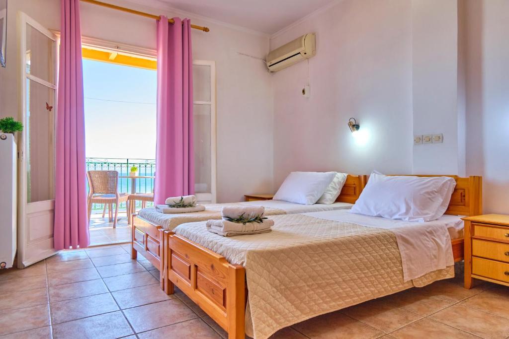 Postel nebo postele na pokoji v ubytování Nikos Kalamaki Corfu