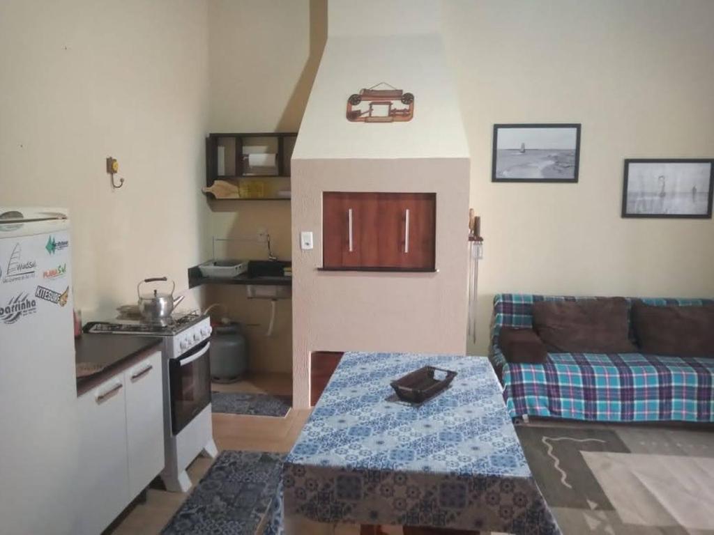 ein Wohnzimmer mit einem Sofa und einem Tisch in der Unterkunft Barrinha dos Ventos in São Lourenço do Sul