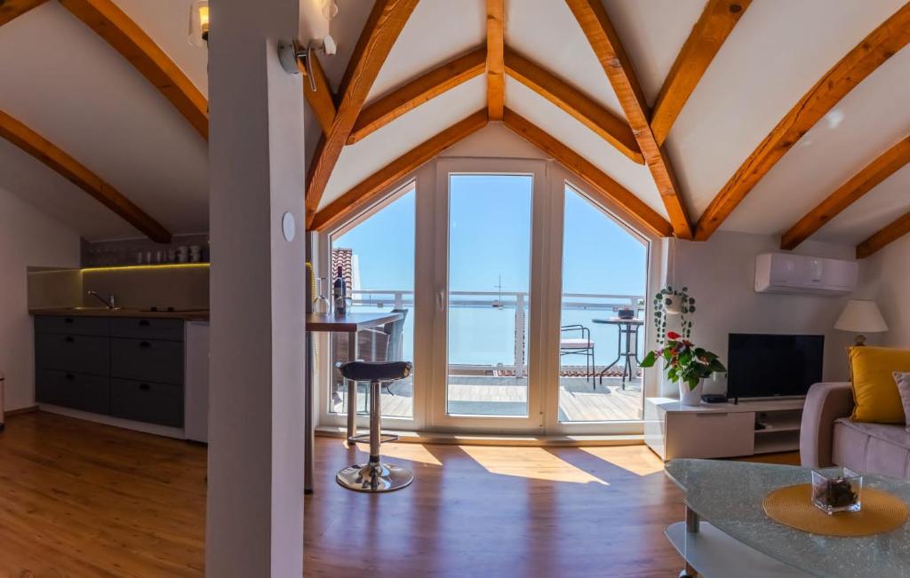 kuchnia i salon z widokiem na ocean w obiekcie Comfortable apartment near Opatija w mieście Matulji