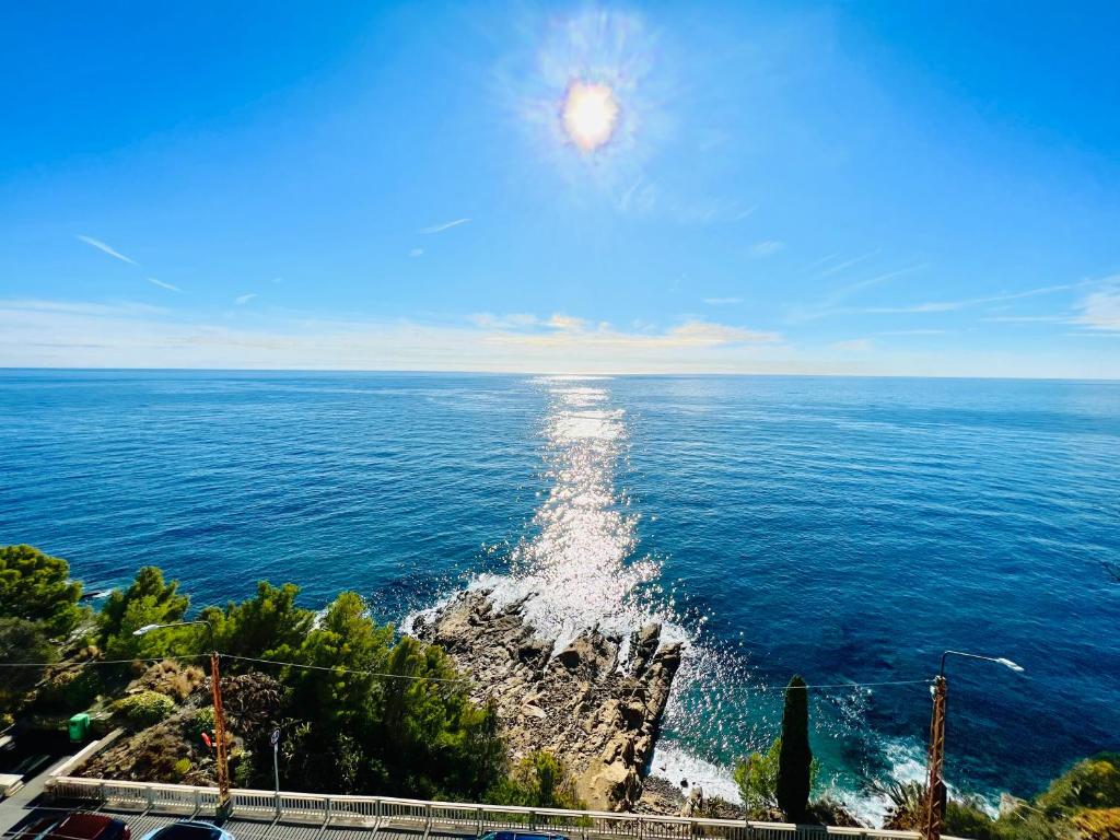 een uitzicht op een waterlichaam met bij Suite Casa del Sole 16 - Fronte Mare in Sanremo