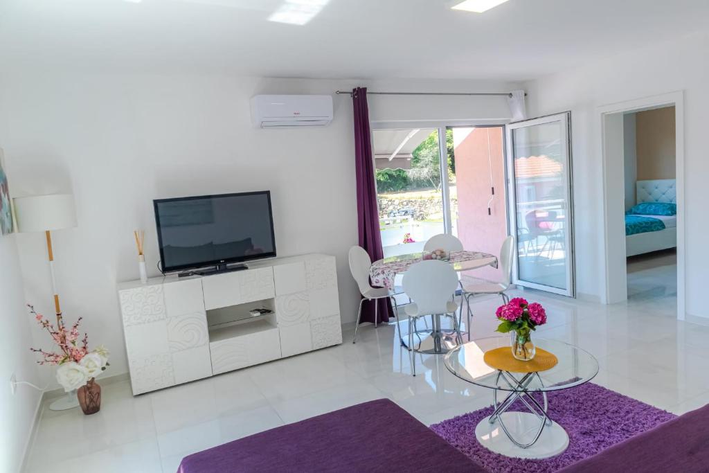 Telewizja i/lub zestaw kina domowego w obiekcie Comfortable apartment near Opatija