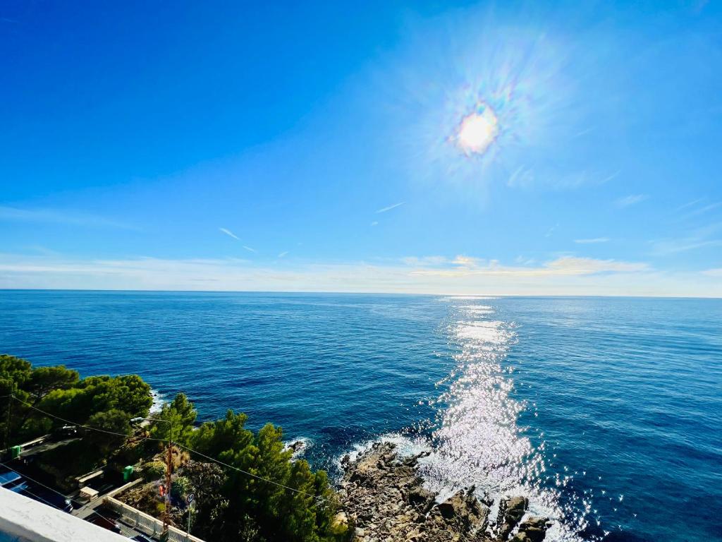 een uitzicht op de oceaan met een pad in het water bij Suite Casa del Sole 22 - Fronte mare in Sanremo