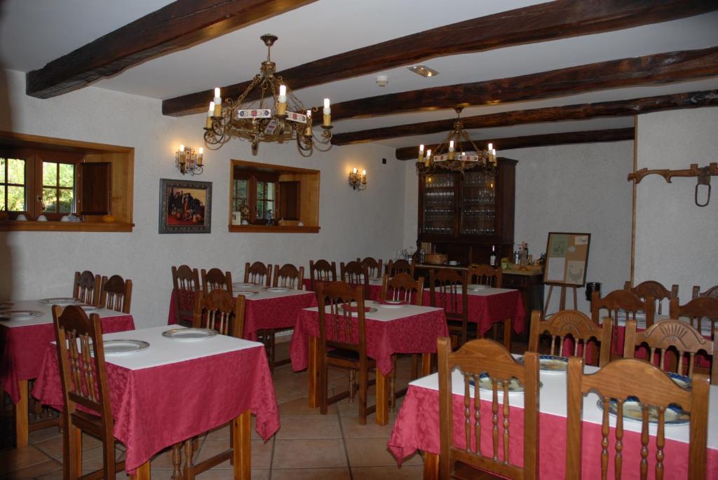 Restauracja lub miejsce do jedzenia w obiekcie El Urogallo