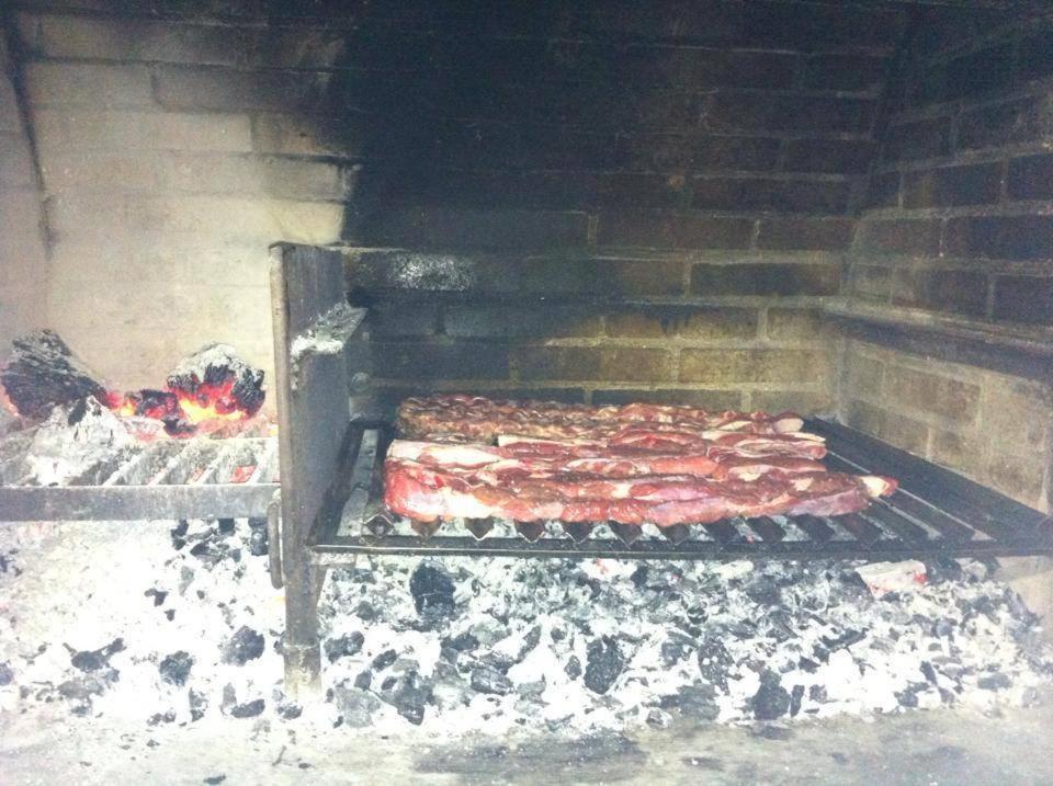 grill z masą mięsa na nim w obiekcie El Urogallo w mieście Noceda