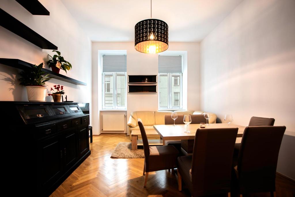 Hotel 3-Bedroom Apartment in Central Vienna, a living room with a table and a couch at 3-Bedroom Apartment in Central Vienna in Vienna