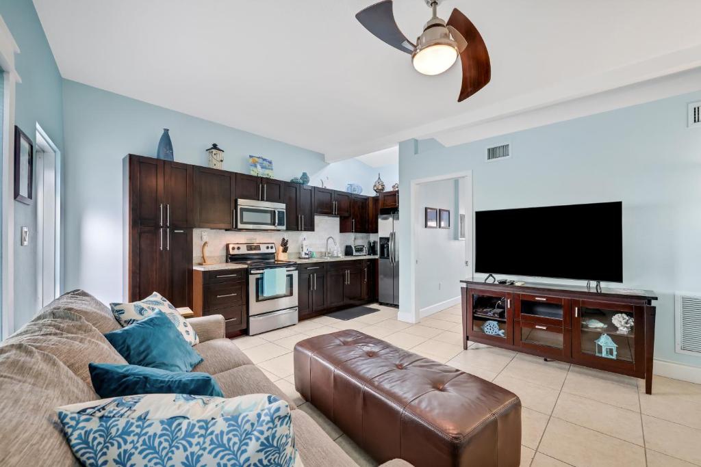 sala de estar con sofá y TV de pantalla plana en 53 Steps to Beach, en Clearwater Beach