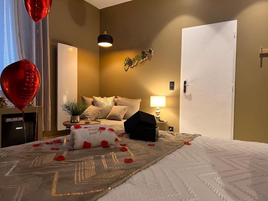 ein Schlafzimmer mit einem Bett mit einem ausgestopften Tier darauf in der Unterkunft Loving room cocooning avec jacuzzi « la terre » in Jujurieux