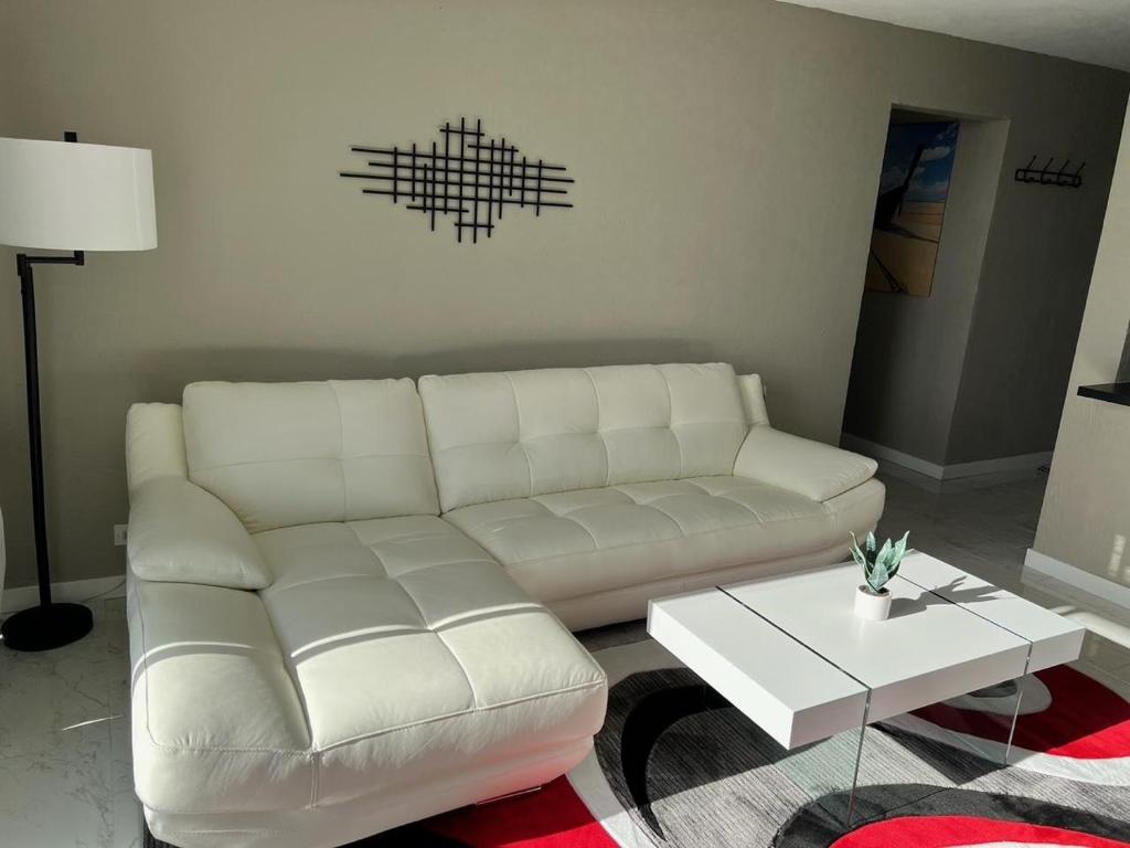 Posezení v ubytování Stunning Views Best location in Hilo 2BR modern Condo