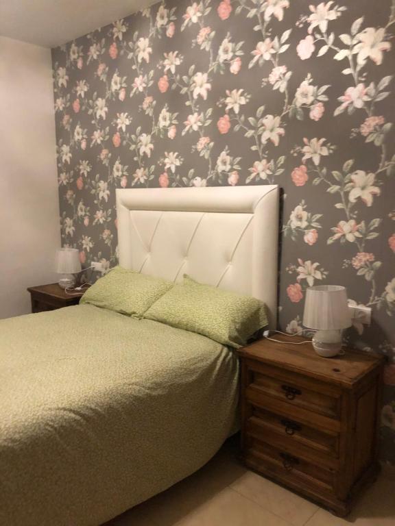 A bed or beds in a room at exclusivo Atico en primera línea de playa