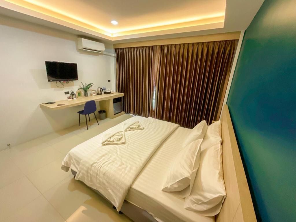 TV a/nebo společenská místnost v ubytování Tall Tree Kata Phuket
