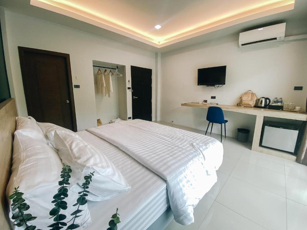 Postel nebo postele na pokoji v ubytování Tall Tree Kata Phuket