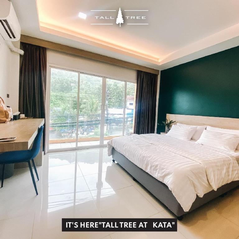 Postel nebo postele na pokoji v ubytování Tall Tree Kata Phuket
