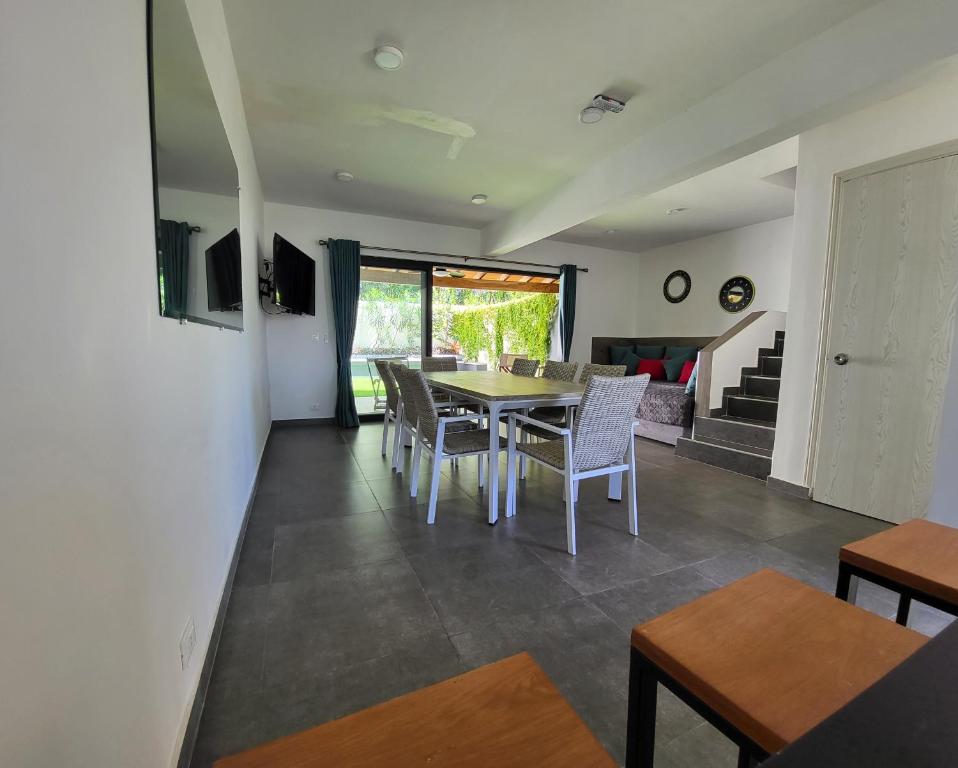 TV a/nebo společenská místnost v ubytování Hotel Oasis-Dream Holidays - La Petite France