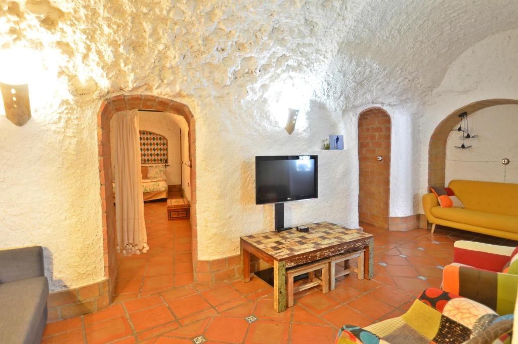 Televízia a/alebo spoločenská miestnosť v ubytovaní House&Cave Parking and Terrace, in the city