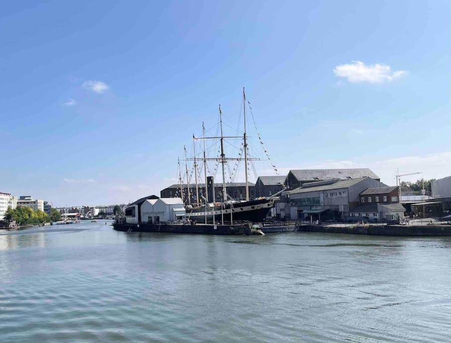 um barco ancorado numa doca num porto em Bristol townhouse with harbour views. Sleeps 7 em Bristol