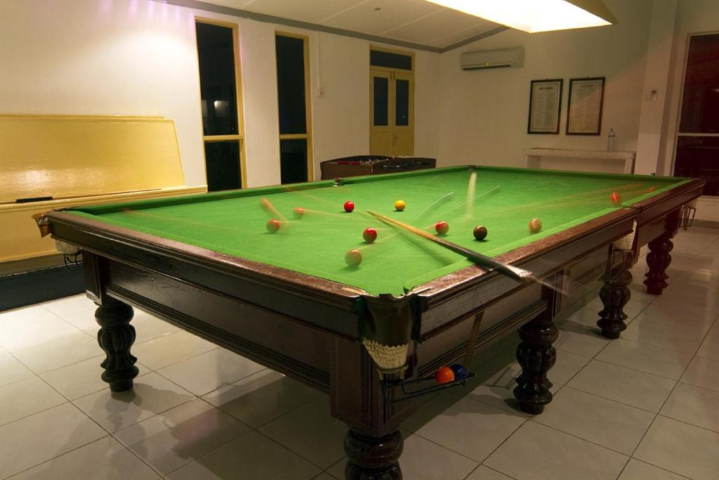 Biliár nebo kulečník v ubytování Equator Village Resort