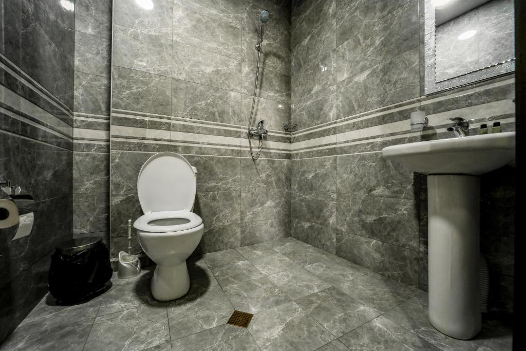 Koupelna v ubytování Hotel Guri