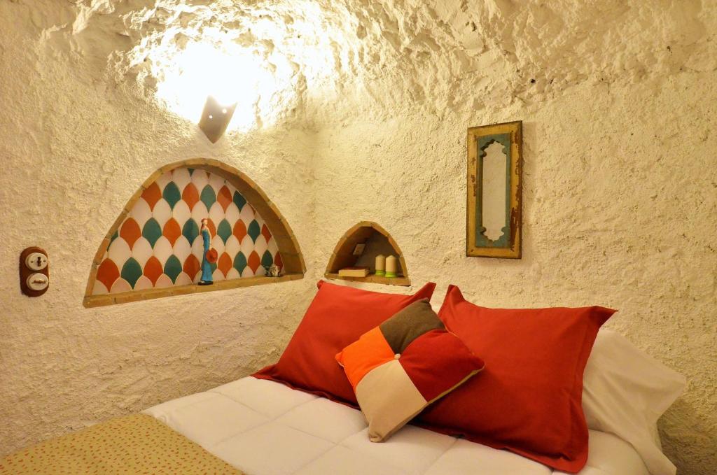 Posteľ alebo postele v izbe v ubytovaní House&Cave Parking and Terrace, in the city