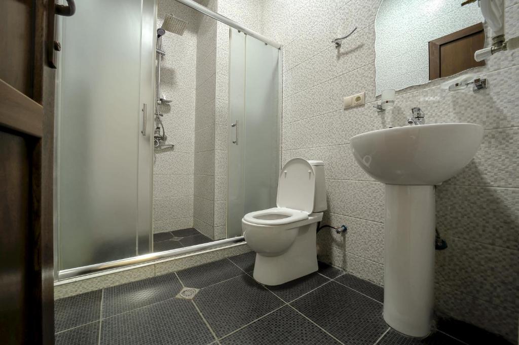 Koupelna v ubytování Hotel Guri