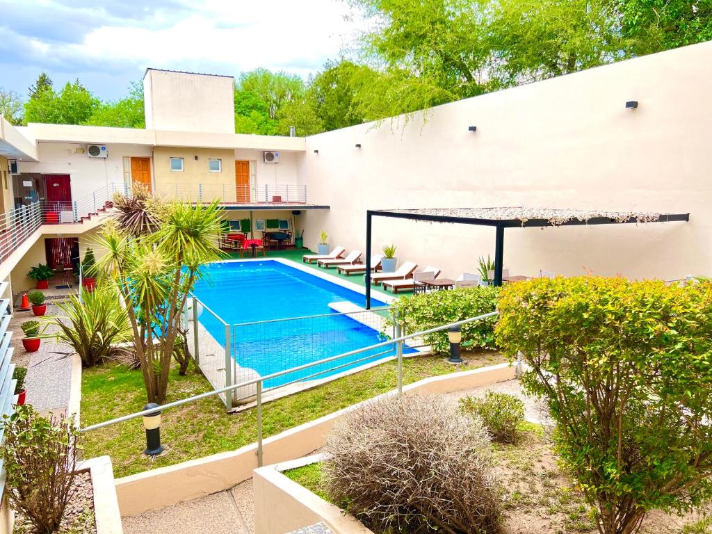 Hosteria Aguaribay tesisinde veya buraya yakın yüzme havuzu