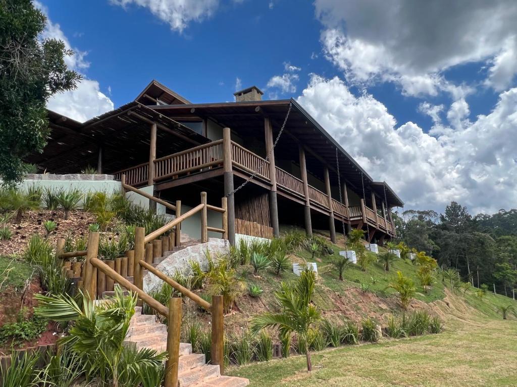 uma casa no lado de uma colina em Casa de luxo em Monte Verde em Camanducaia