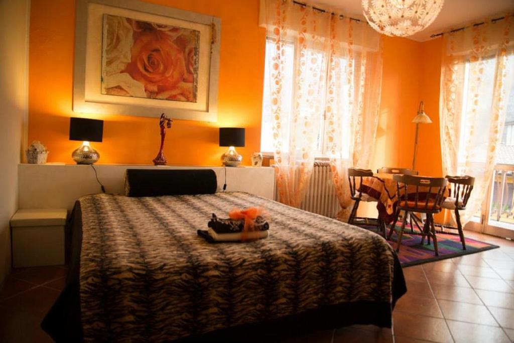 Un dormitorio con una cama y una mesa. en B&B Il Giardino Delle Fate, en Lecco