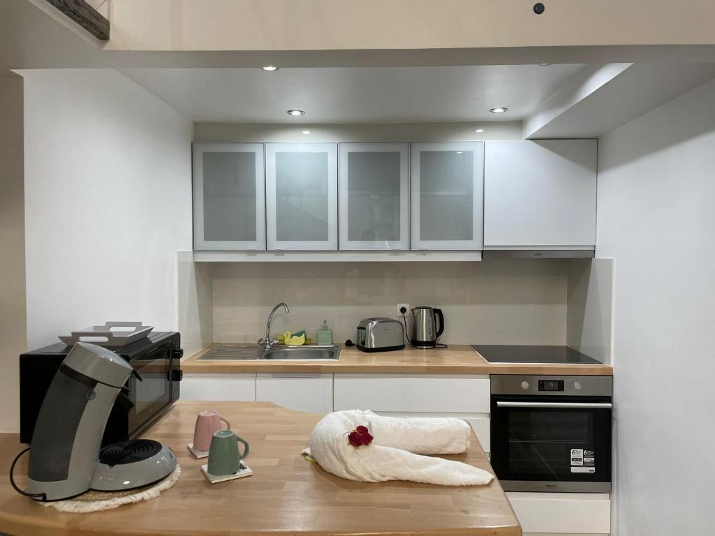 una cocina con una mesa con una toalla. en Duplex situé a 2min de la gare du nord, en Bruselas