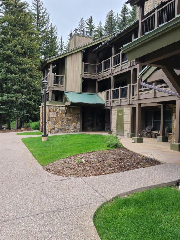 un bâtiment avec une pelouse verte devant lui dans l'établissement Bluegreen's StreamSide at Vail, à Vail