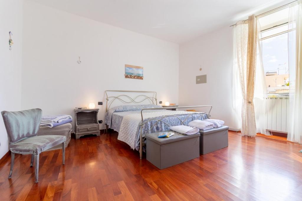 sypialnia z łóżkiem i krzesłem w obiekcie Acquamarina w mieście Giovinazzo