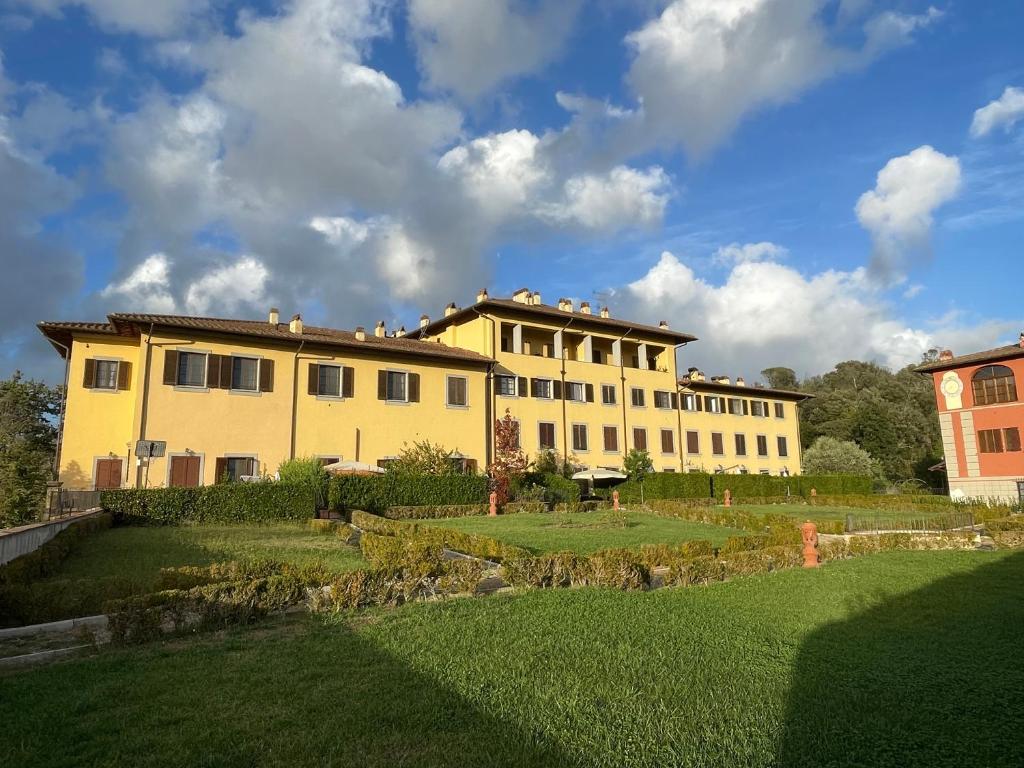 Zdjęcie z galerii obiektu Appartamento in Villa storica con parco e piscina w mieście Montelupo Fiorentino