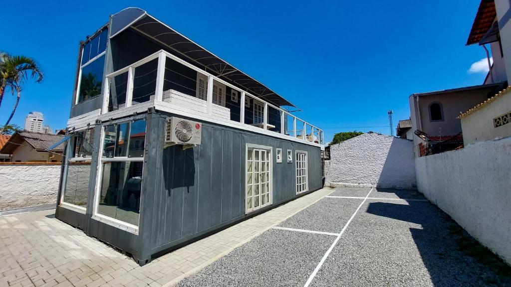 a blue building with a lot of windows at Marco Zero Containers 5 in Balneário Camboriú