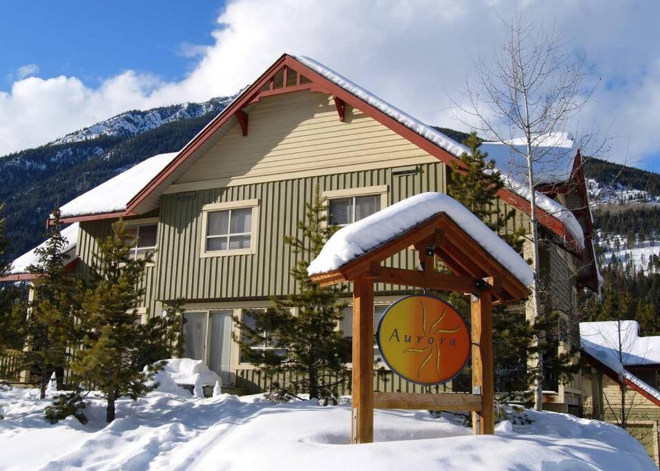 ein Basketballkorb vor einem Haus im Schnee in der Unterkunft Aurora Townhomes by FantasticStay in Panorama