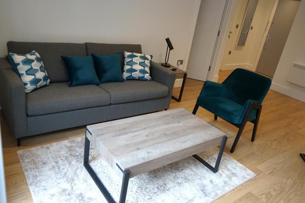 salon z kanapą, stołem i krzesłem w obiekcie Exceptional 1King Lifestyle Apartment - Centrally located w Birmingham