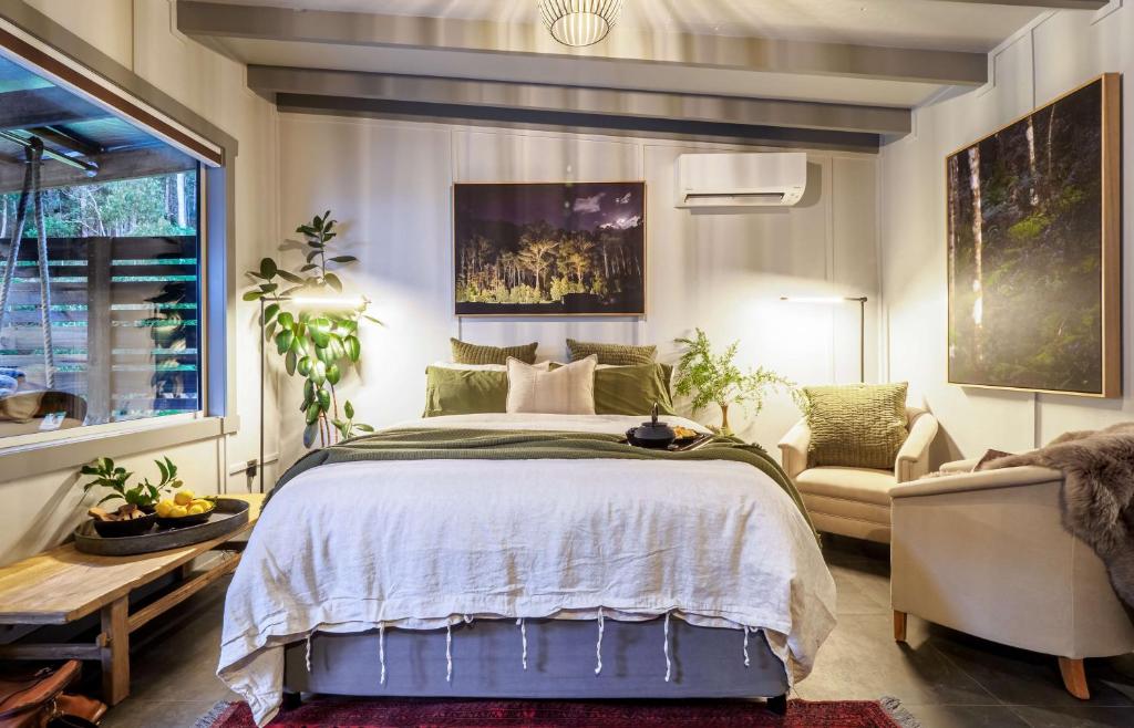 1 dormitorio con 1 cama grande y 1 silla en Laid Back Manor, luxury and private golf, en Kaoota