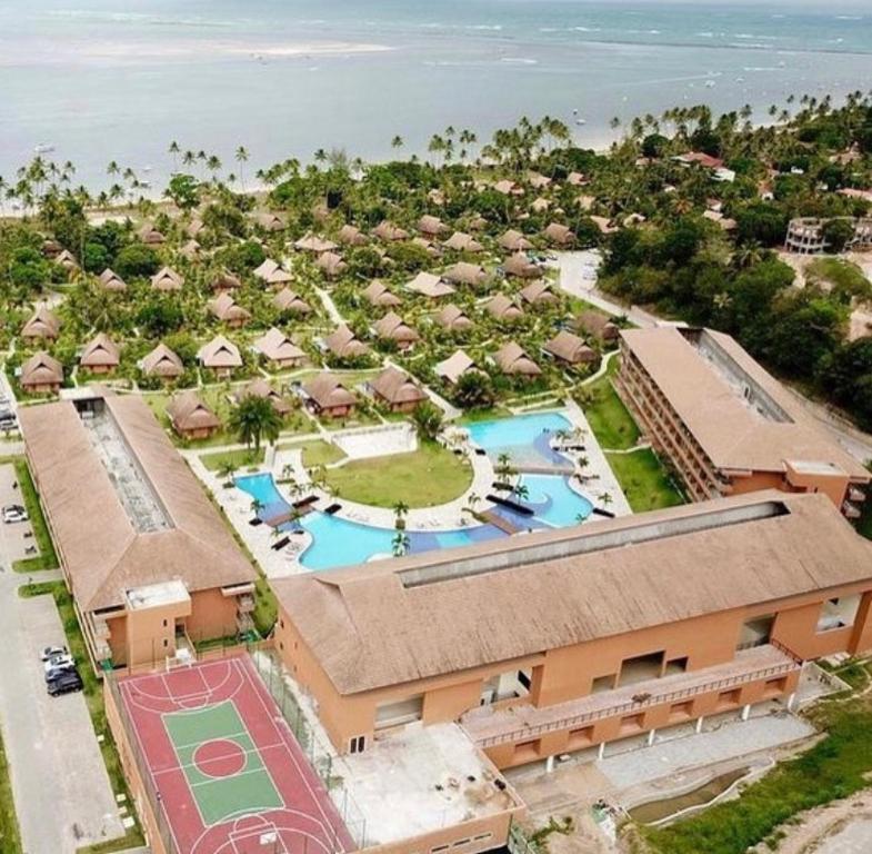 vista aerea di un resort con piscina di Flat Eco Resort Praia dos Carneiros @flatcolina a Tamandaré