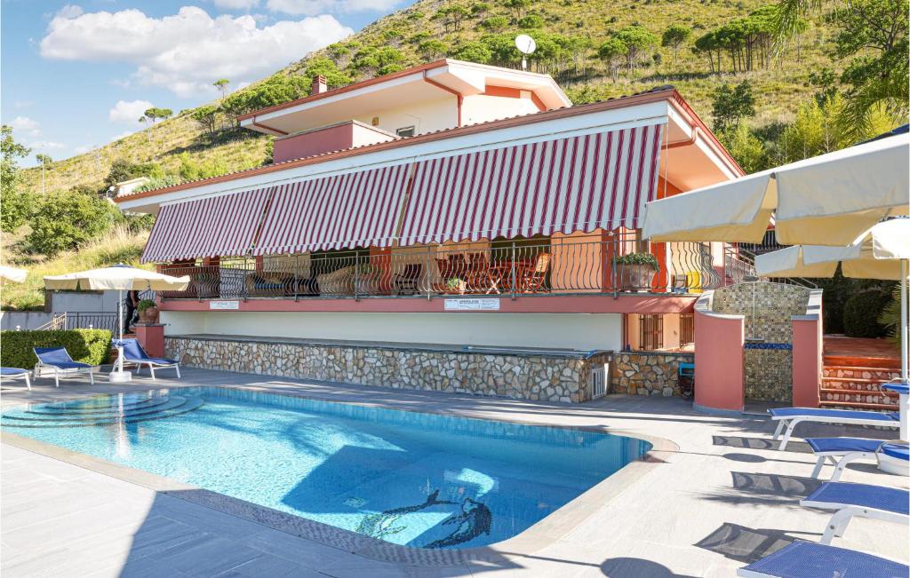 hotel z basenem przed budynkiem w obiekcie Villa Marino w mieście Tortora