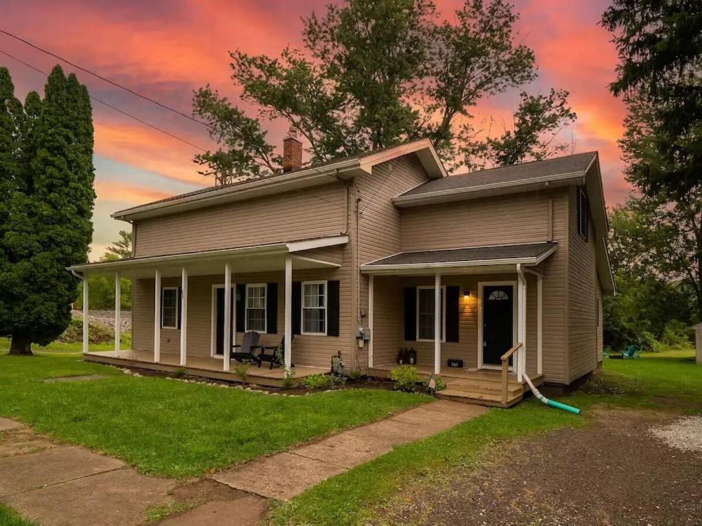 Ohio Wine Country Home, sleeps 8, Geneva (updated prices 2024)