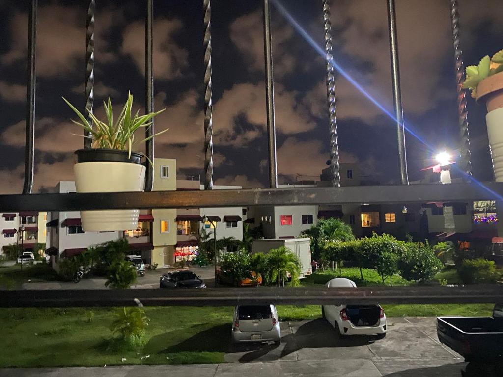 uitzicht op een parkeerplaats 's nachts bij Precioso apartamento, residencial Carmen Renata III,Cerca Embajada Américana in El Seis