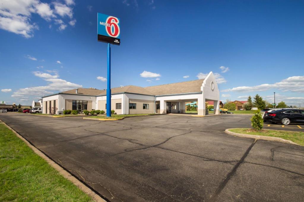 a building with a gas station on the street at Motel 6-Rothschild, WI in Rothschild