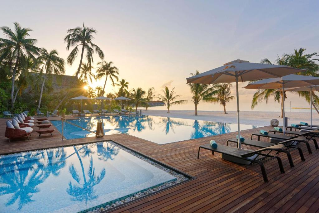 Bazén v ubytování OUTRIGGER Maldives Maafushivaru Resort - 25 percent discount on transfers for min 4 nights stay and more, valid for reservations between 01 July till 22 Dec 2025 nebo v jeho okolí